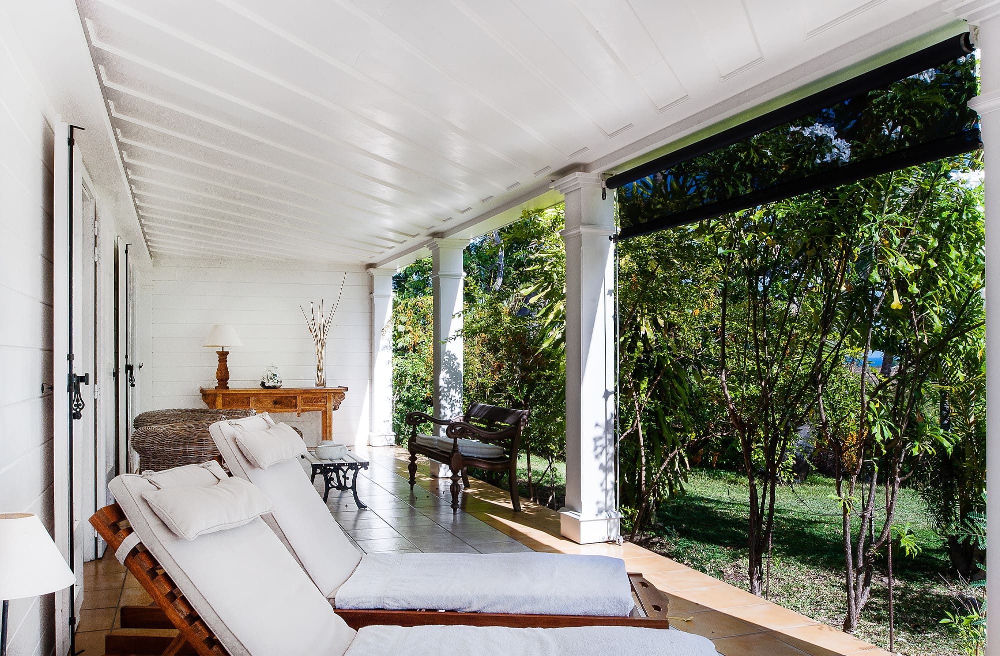 Villa créole de Senteur Vanille entourée de végétation tropicale